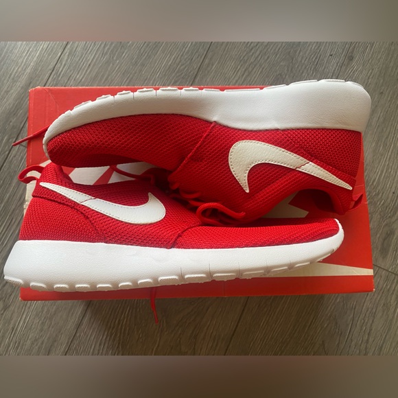 NIKE Red and White Roshe One Sneakers - Picture 3 of 7
